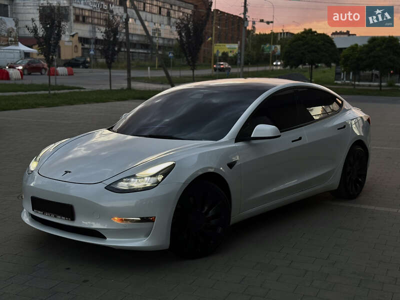 Седан Tesla Model 3 2022 в 