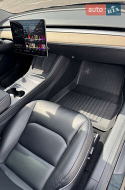Седан Tesla Model 3 2021 в 