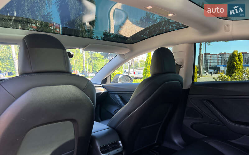 Седан Tesla Model 3 2020 в Львові