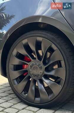 Седан Tesla Model 3 2023 в 