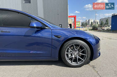 Седан Tesla Model 3 2022 в 