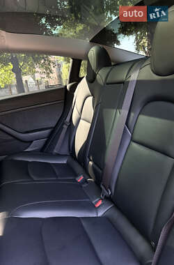 Седан Tesla Model 3 2021 в 