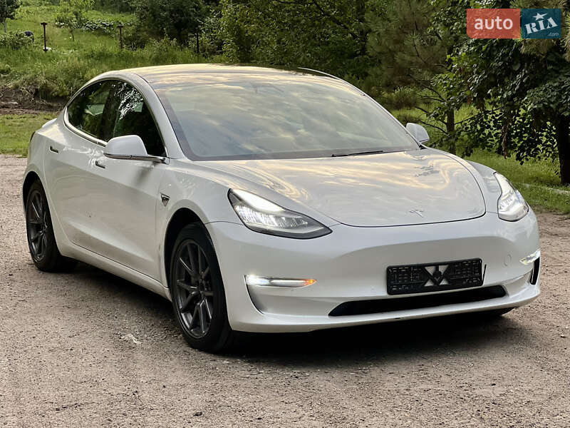 Седан Tesla Model 3 2021 в Валках
