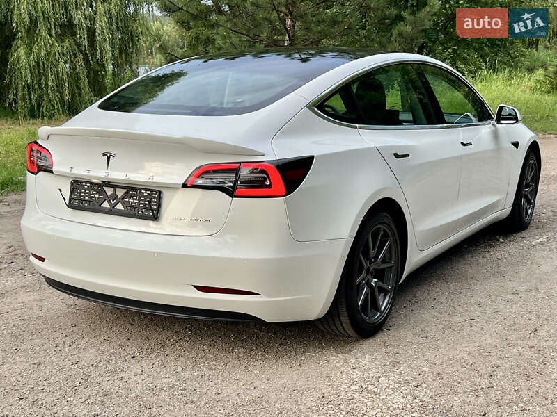 Седан Tesla Model 3 2021 в Валках