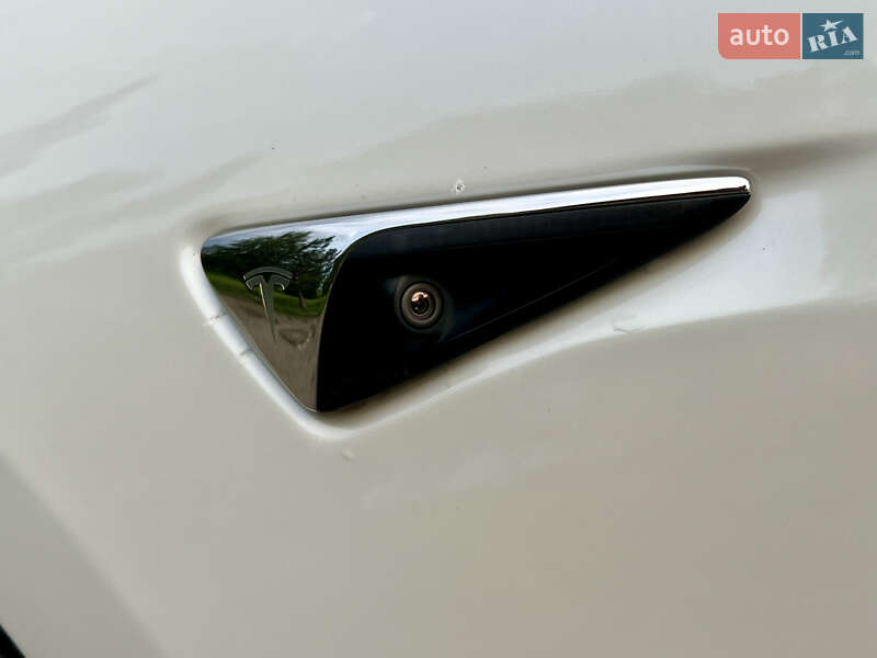 Седан Tesla Model 3 2021 в Валках