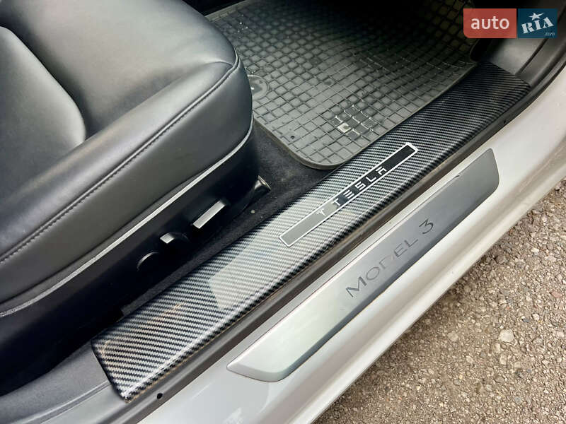Седан Tesla Model 3 2021 в Валках