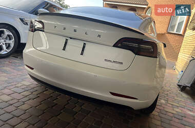 Седан Tesla Model 3 2022 в 