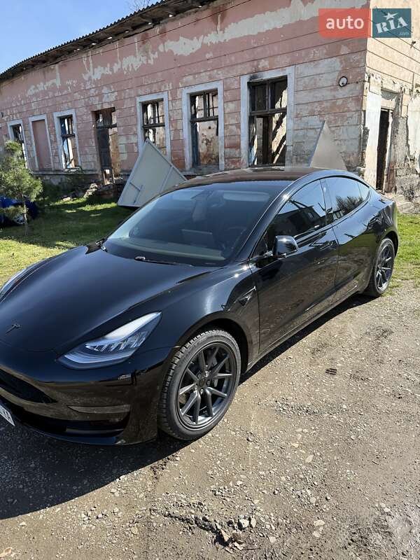 Седан Tesla Model 3 2019 в Чернівцях