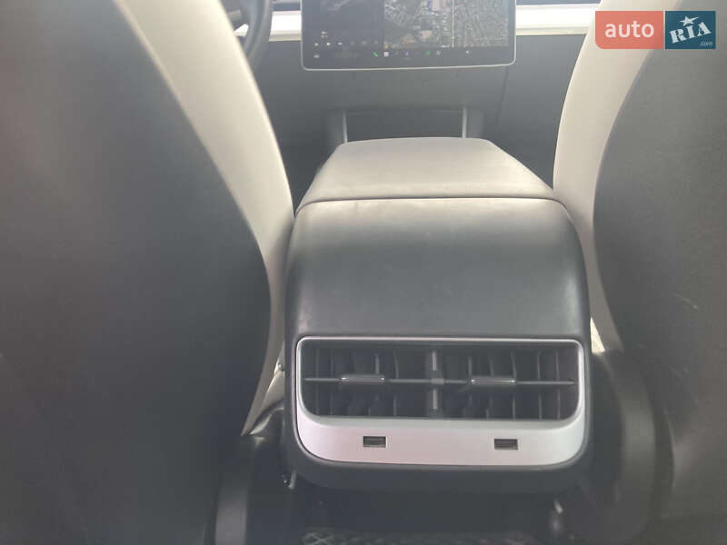 Седан Tesla Model 3 2018 в Львове
