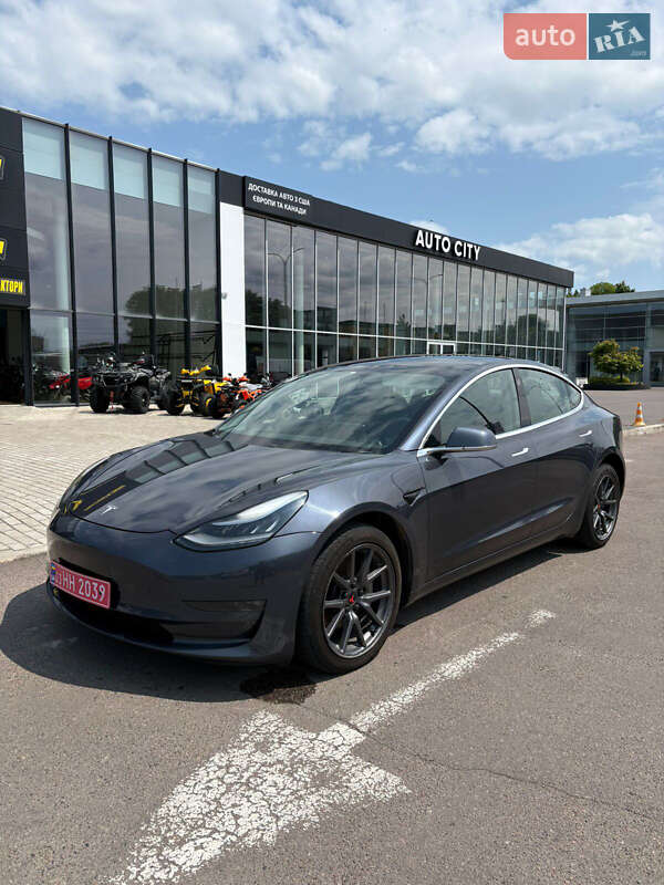 Седан Tesla Model 3 2019 в Ровно