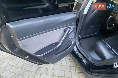 Седан Tesla Model 3 2022 в 