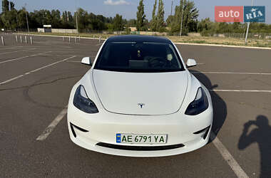 Седан Tesla Model 3 2023 в 