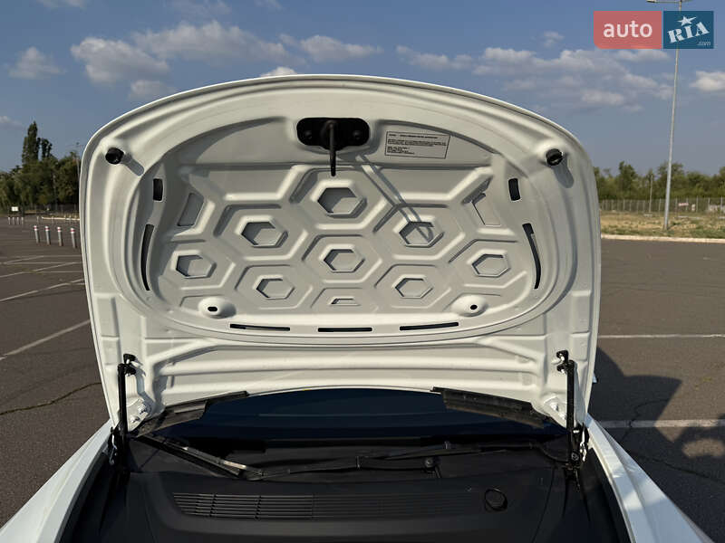 Седан Tesla Model 3 2023 в Кривому Розі