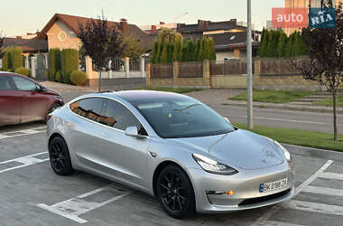 Седан Tesla Model 3 2018 в Ровно