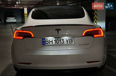 Седан Tesla Model 3 2021 в 