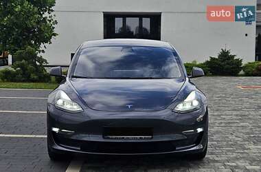 Седан Tesla Model 3 2022 в 