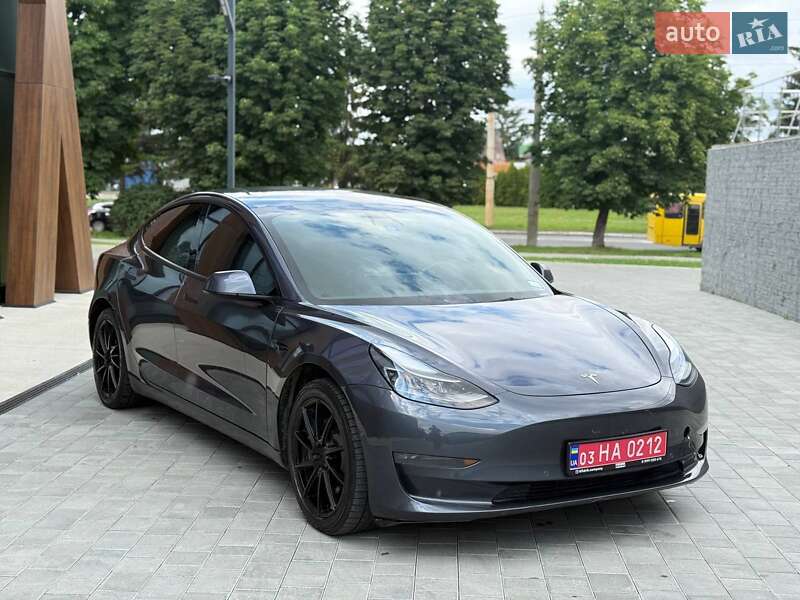 Седан Tesla Model 3 2022 в 