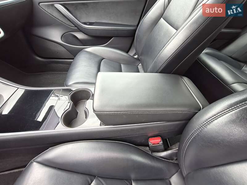 Седан Tesla Model 3 2019 в Броварах