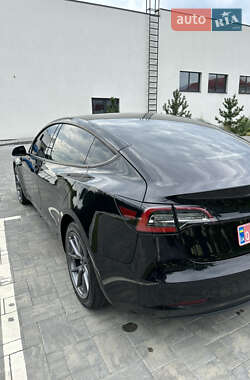 Седан Tesla Model 3 2022 в 