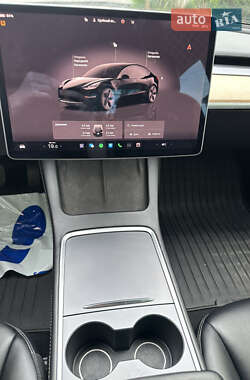 Седан Tesla Model 3 2022 в 