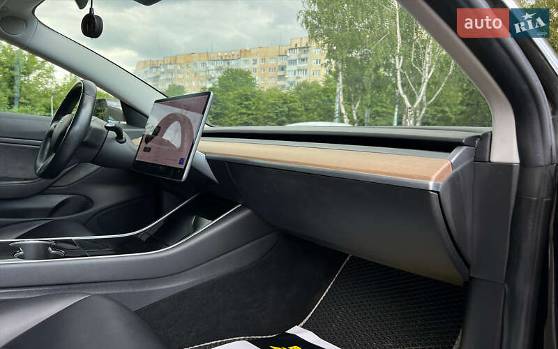 Седан Tesla Model 3 2018 в Львове