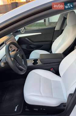 Седан Tesla Model 3 2022 в 