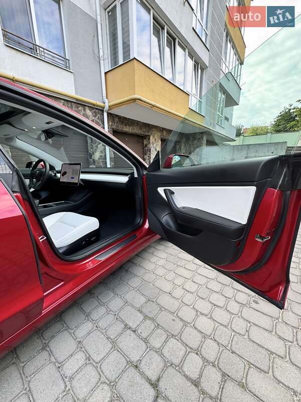 Седан Tesla Model 3 2021 в Львове
