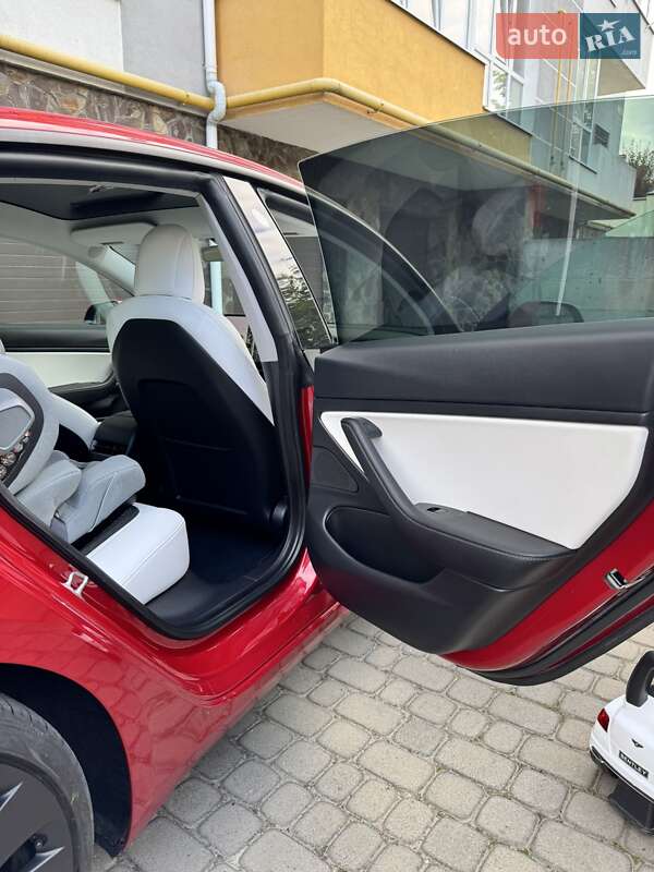 Седан Tesla Model 3 2021 в Львове