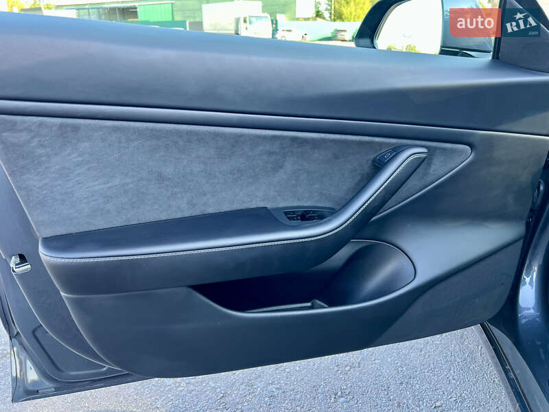 Седан Tesla Model 3 2020 в Ровно