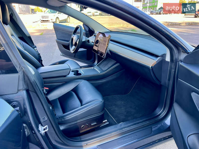 Седан Tesla Model 3 2020 в Ровно