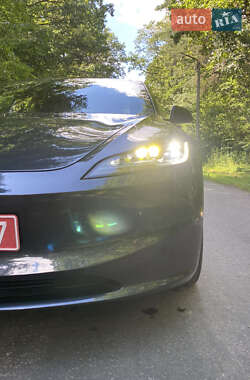 Седан Tesla Model 3 2024 в 