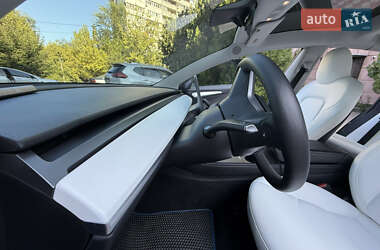 Седан Tesla Model 3 2022 в 