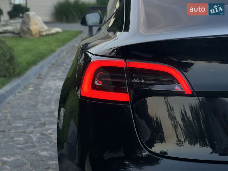 Седан Tesla Model 3 2018 в Львові