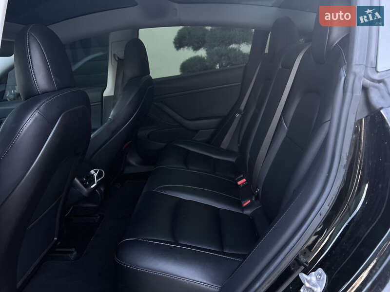 Седан Tesla Model 3 2018 в Львові