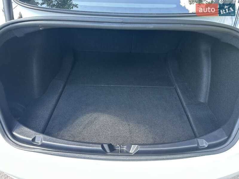Седан Tesla Model 3 2021 в Киеве