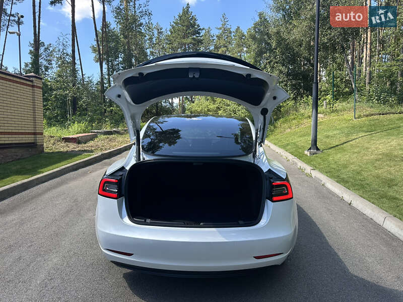 Седан Tesla Model 3 2021 в Киеве