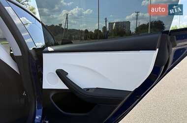 Седан Tesla Model 3 2024 в 