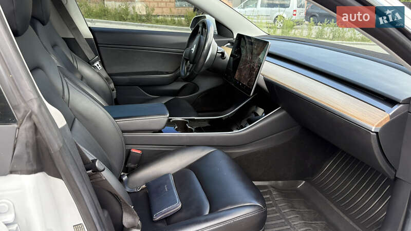 Седан Tesla Model 3 2018 в Львові