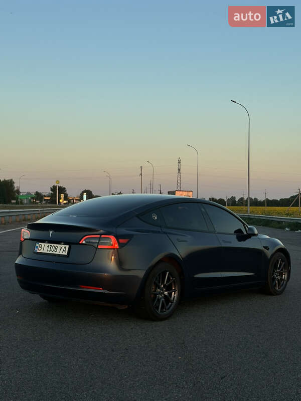 Седан Tesla Model 3 2022 в 
