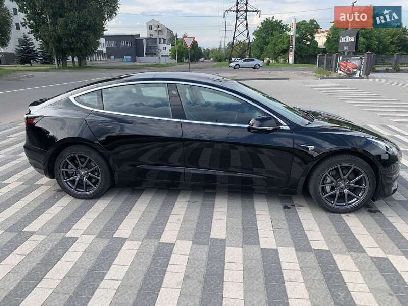 Седан Tesla Model 3 2018 в Львові