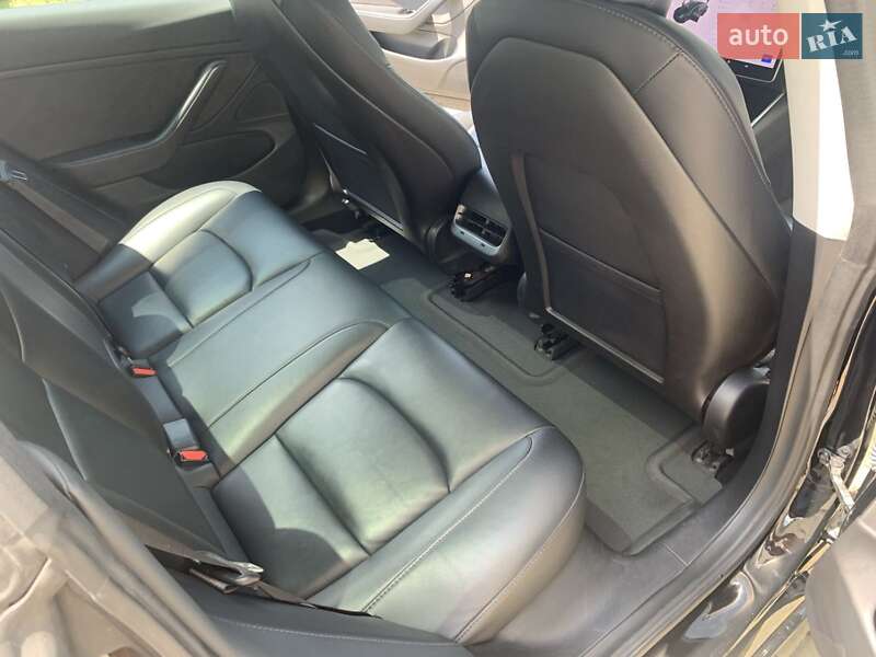 Седан Tesla Model 3 2018 в Львові