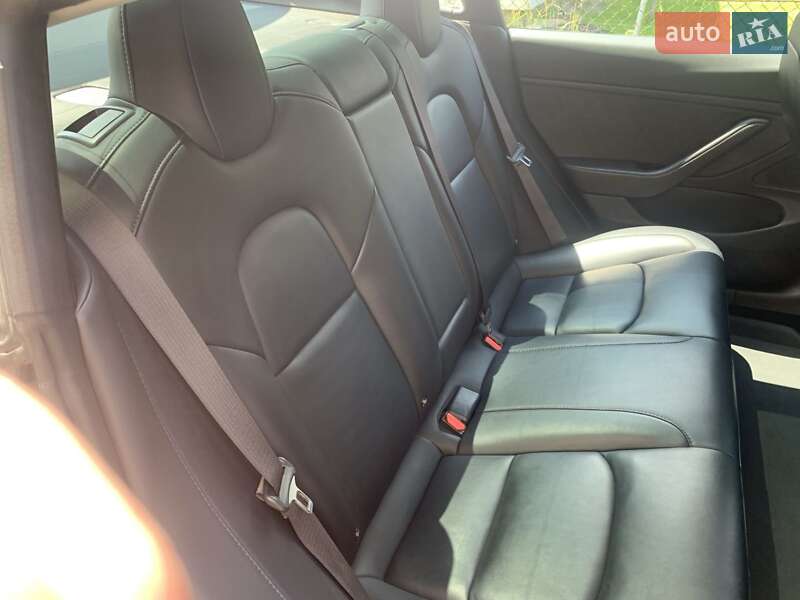 Седан Tesla Model 3 2018 в Львові