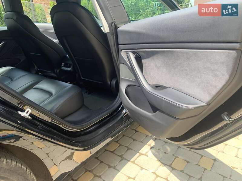 Седан Tesla Model 3 2018 в Львові