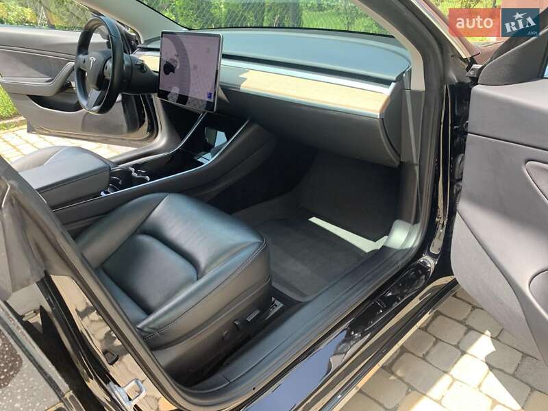 Седан Tesla Model 3 2018 в Львові