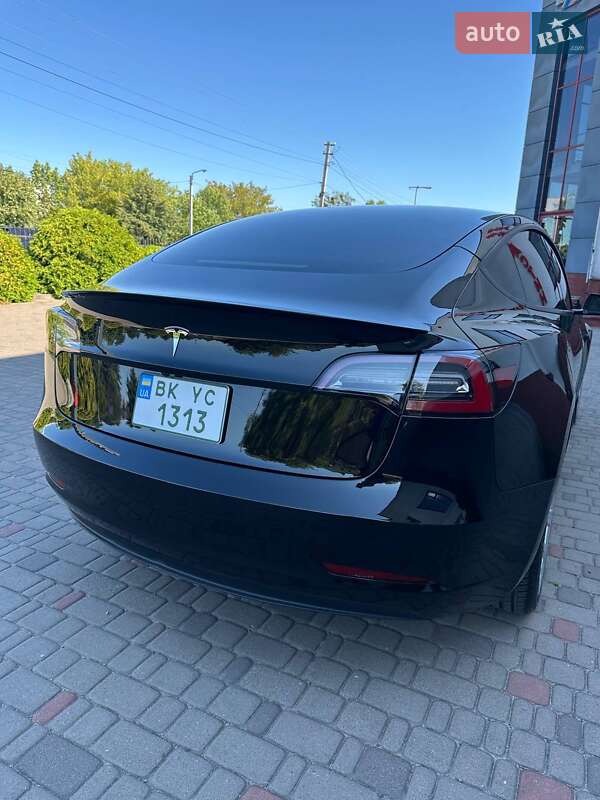 Седан Tesla Model 3 2023 в Луцьку