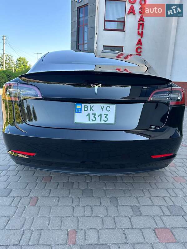 Седан Tesla Model 3 2023 в Луцке
