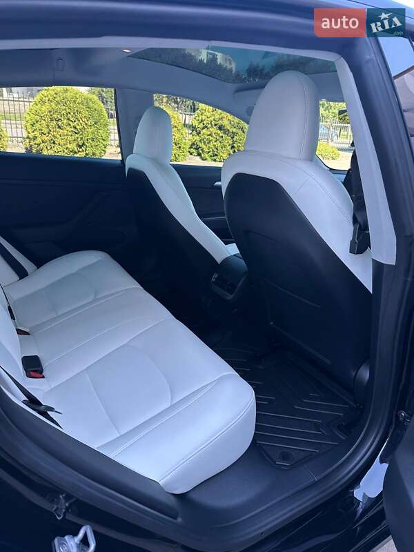 Седан Tesla Model 3 2023 в Луцьку