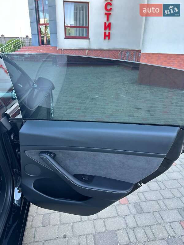 Седан Tesla Model 3 2023 в Луцьку