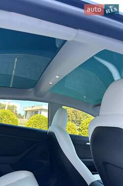 Седан Tesla Model 3 2023 в Луцке