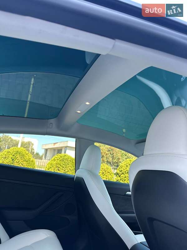 Седан Tesla Model 3 2023 в Луцке